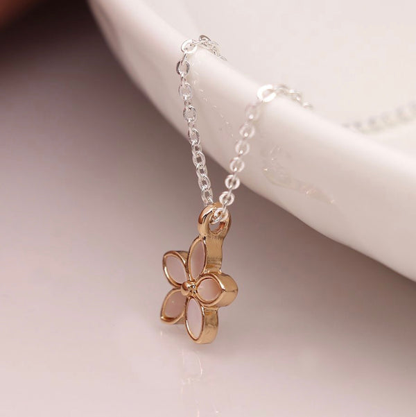 Shell Flower Pendant Necklace